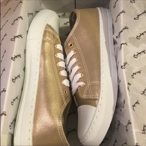 QUPID size 6 gold sneakers new in box - Picture 8 of 8